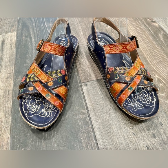 L'Artiste Spring Step "Tabitha" Navy Tooled Leather Buckle Sandal Size 39 US 8 - Picture 1 of 6